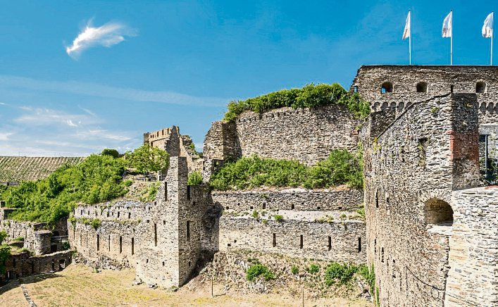 Mächtige Mauern mit Geschichte: Burg Rheinfels wird bis 2028 restauriert, um pünktlich zur BUGA 2029 als Highlight im Welterbe Oberes Mittelrheintal zu erstrahlen.