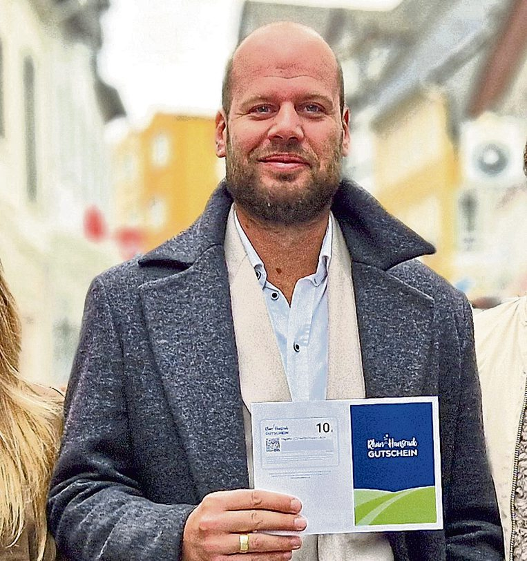 Der 1. Vorsitzende Daniel Lehmann präsentiert den attraktiven Einkaufsgutschein. Foto: Simmern attraktiv e.V.