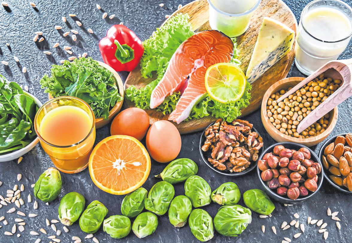 Calciumquellen aus der Natur: Milchprodukte, grünes Gemüse, Nüsse sowie bestimmte Minera- lund Heilwässer liefern wichtige Nährstoffe für stabile Knochen. Foto: monticello/Shutterstock