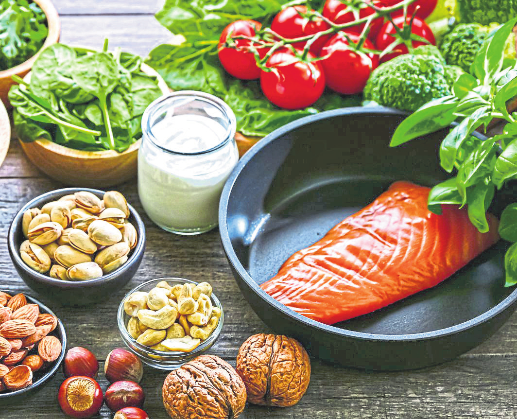 Eine ausgewogene Ernährung mit vitamin- und nährstoffreichen Lebensmitteln stärkt Knochen und Stoffwechsel. Foto: monticello - shutterstock.com