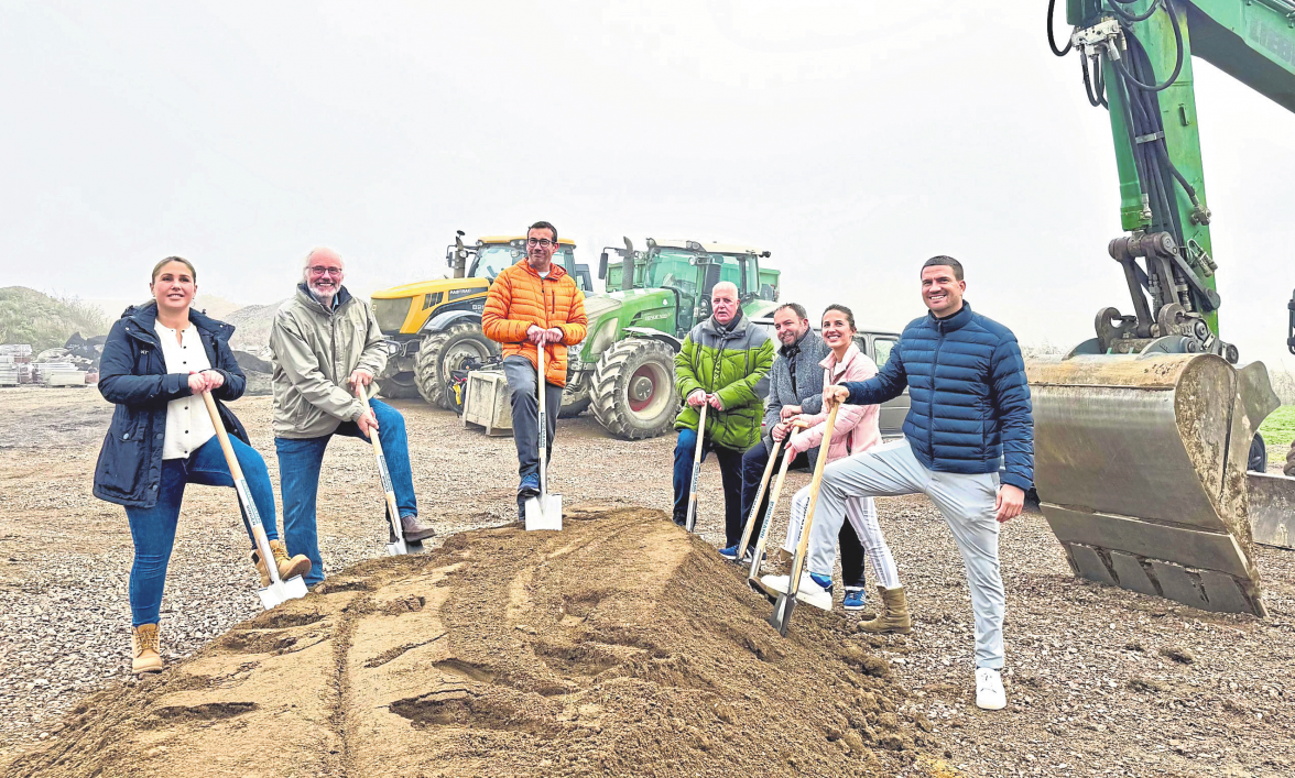 Von rechts: Fabian Liesenfeld (Erschließungsgesellschaft Sprendlingen), Dunja Endemann (Erschließungsgesellschaft Sprendlingen), Oliver Wernersbach (1. Beigeordneter VG Sprendlingen), Klaus Endemann (Erschließungsgesellschaft Sprendlingen), Frank Eckweiler (Ortsbürgermeister Sprendlingen), Manfred Bucher (Ortsbürgermeister Sprendlingen a.D.), Diana Endemann (Erschließungsgesellschaft Sprendlingen) Foto: Dorothea Endeman