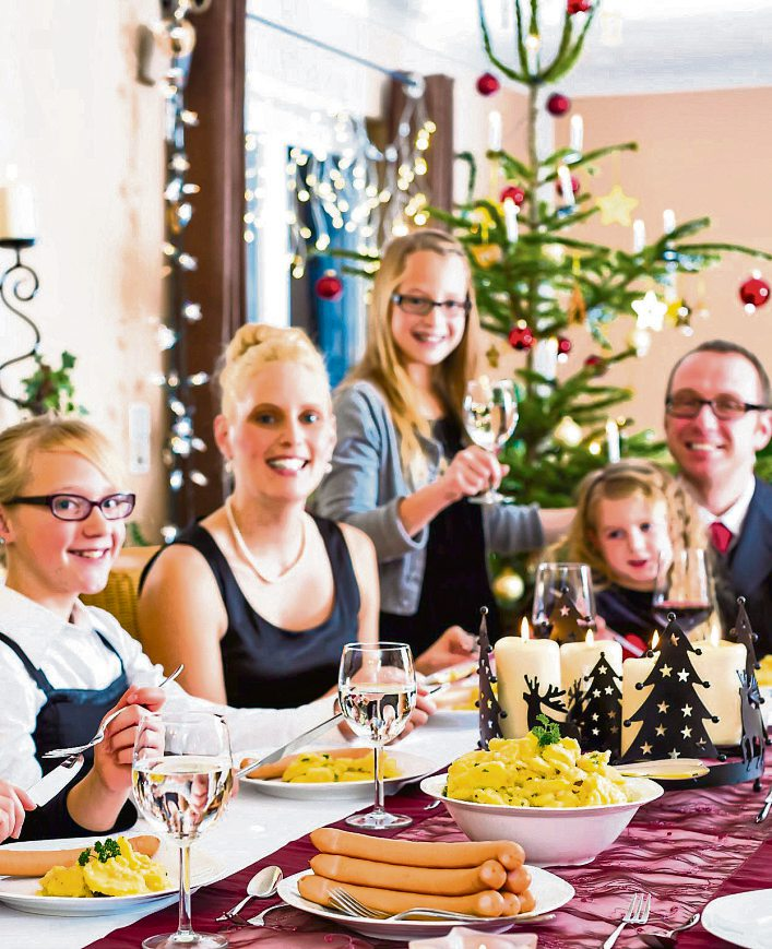 Kartoffelsalat und Würstchen - ein einfacher Klassiker, der bis heute an Zusammenhalt und vertraute Rituale erinnert. Foto: Kzenon - stock.adobe.com