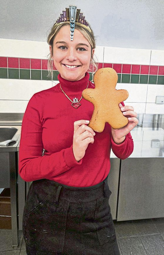 Mit einem frisch gebackenen Lebkuchenmann in der Hand: Edelsteinkönigin Vivian Heidrich unterstützt die Benefizaktion in Mörschied mit Herz und Engagement. Foto: Bettina Reiter