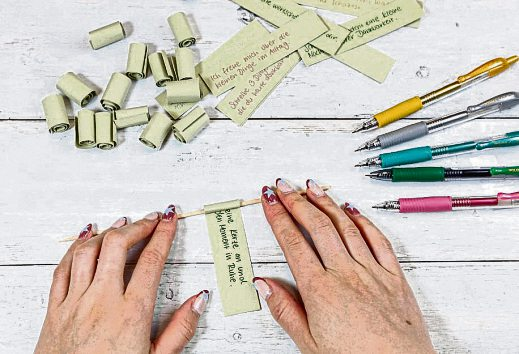 Auf jedem der 24 Zettelchen wird ein Achtsamkeits- oder Dankbarkeitssatz notiert. Anschließend Zettelchen rollen.