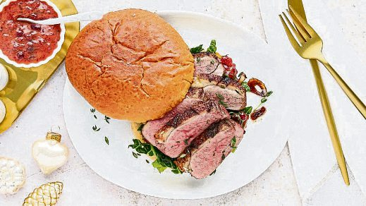 Mit Geflügel lassen sich Burger festlich-lecker inszenieren - ein Rezepttipp ist beispielsweise der Festtagsburger mit Entenbrustfilet. Foto: djd/www.deutsches-geflügel.de