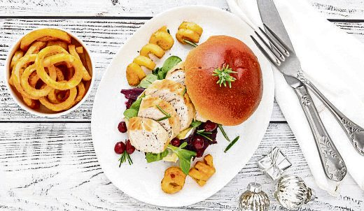 Zu Weihnachten mal was anderes als den traditionellen Festtagsbraten: einen leckeren X-mas-Burger mit Putenfilet. Foto: djd/www.deutsches-geflügel.de