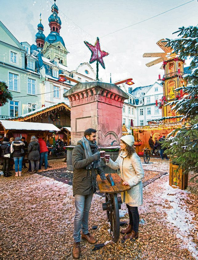 Zwischen Weihnachtspyramide und historischen Fassaden entsteht auf dem Platz Am Plan eine lebendige Marktszene. Foto: Koblenz-Touristik GmbH / Henry Tornow