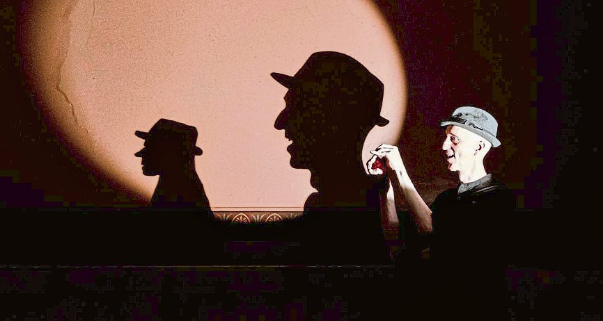 Wenn Hände zu Schauspielern werden: Schattenkünstler Drew Colby entführt das Publikum in eine magische Welt aus Licht und Silhouetten. Foto: Drew Colby