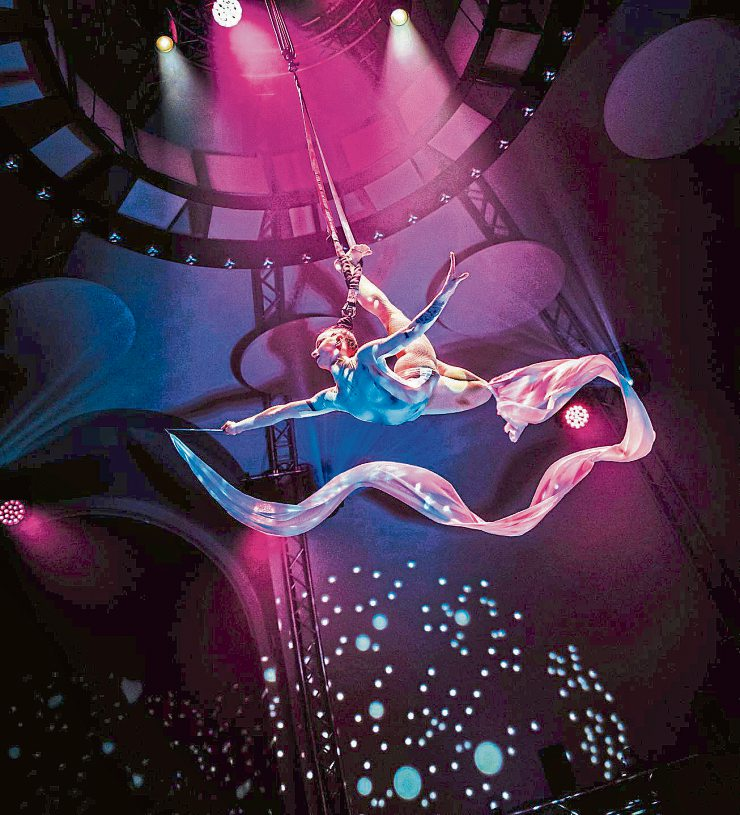 Schwerelos unter der Kuppel: Internationale Luftakrobatik gehört zu den Höhepunkten des Festungsvarietés und verwandelt die Bühne in ein schwebendes Lichtspiel. Foto: Marco Thoennes