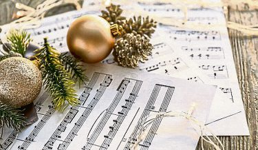 Weihnachtsmusik schafft Erinnerungen - sie verbindet Generationen und verleiht dem Fest seinen Klang. Foto: Pixel-Shot-stock.adobe.com
