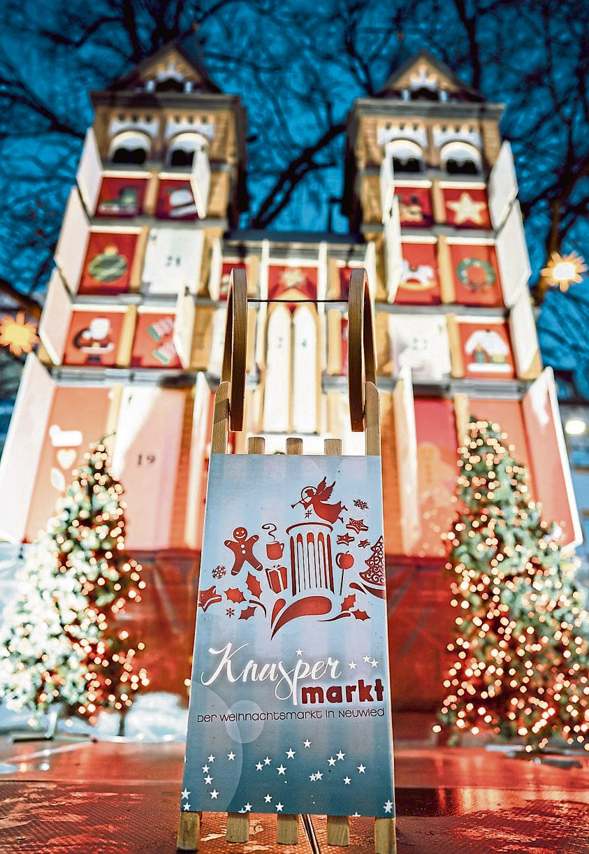 Stimmungsvolle Dekoration und warmes Licht sorgen für weihnachtliches Ambiente auf dem Knuspermarkt.
