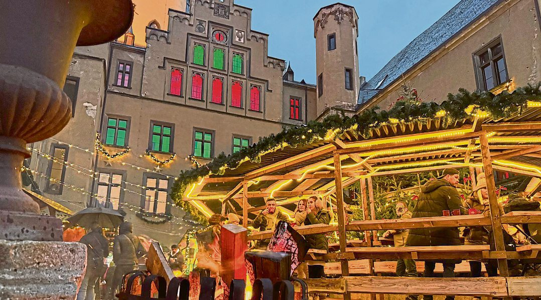 Schloss Arenfels hoch über Bad Hönningen am Rhein ist ein Meisterwerk der Neugotik und eine malerische Kulisse für einen romantischen Weihnachtsmarkt, der dort alljährlich an den Wochenenden im Dezember sowohl im Innenhof als auch im Außenhof und dem Schloss selbst stattfindet. Foto: Benedikt Feltens