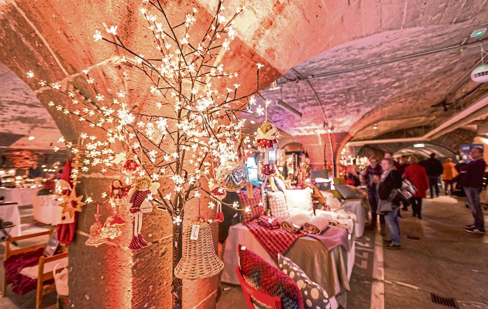 Zwischen alten Gewölben und festlichem Lichterglanz: Der Mosel-Wein-Nachts-Markt in Traben-Trarbach bietet Handwerk, Genuss und Atmosphäre unter der Erde. Foto: rheinland-Pfalz-tourismus.de/ Dominik Ketz