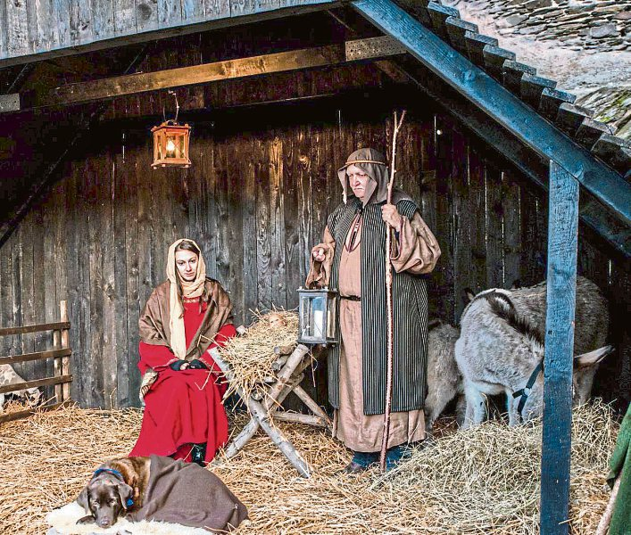 Lebendige Weihnachtsgeschichte auf der Reichsburg Cochem: Bei der traditionellen Burgweihnacht wird die Geburt Christi mit Schauspielern, Tieren und stimmungsvoller Beleuchtung eindrucksvoll in Szene gesetzt. Foto: Reichsburg GmbH/Lisa Ferrlein