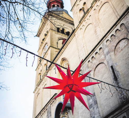 Ein roter Stern leuchtet über der Koblenzer Altstadt und bringt festliche Stimmung in die Vorweihnachtszeit. Foto: Koblenz-Touristik GmbH / Kai Myller