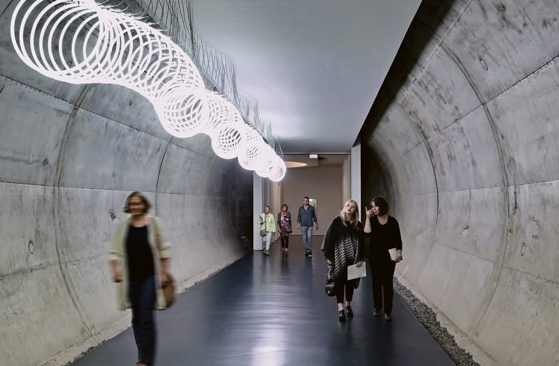 Verbindungstunnel mit Kaa, die Schlange von Barbara Trautmann, Foto: Sabine Walczuch