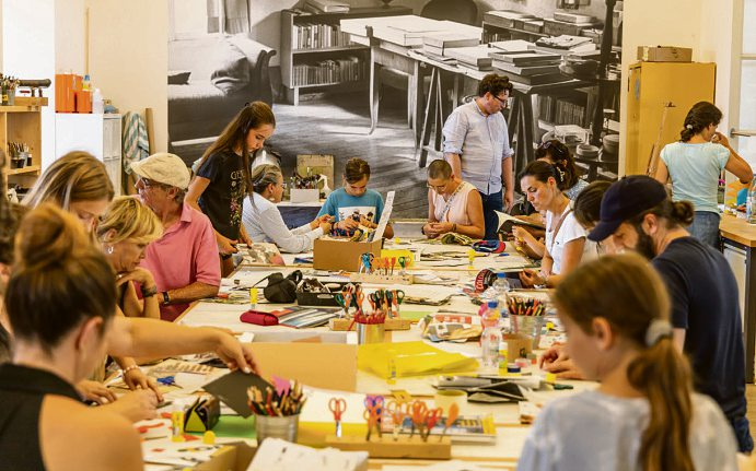 Zahlreiche Besucher bei der Familienwerkstatt Foto: Helmut Reinelt