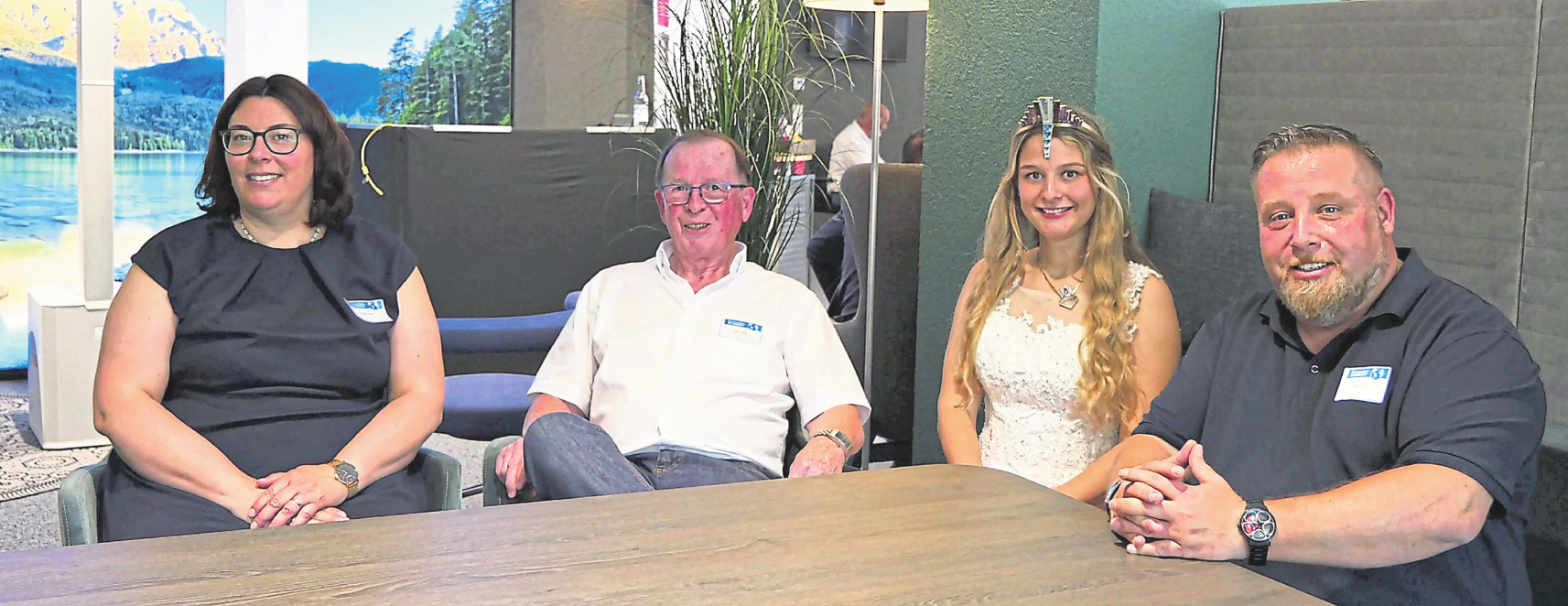 Sabrina und Oliver Fuhr mit Firmengründer Volker Hönig und der Deutschen Edelsteinkönigin bei der Eröffnung im Kennedy-Center. Fotos: Bürowelten Schmidt