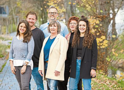 Die Geschäftsstelle des Regionalrats Wirtschaft bilden (v.l.): Katharina Dechand (Auszubildende), Tim Backes (Projekt "Jugend im Hunsrück"), Achim Kistner (Geschäftsführer), Barbara Beicht (Projektmanagerin), Kornelia Retterath (Assistentin) und Hannah Wagner (Projektleitung GELOBTES LAND). Die Büros befinden sich in der Simmerner Innenstadt. Foto: Daniel Morschhäuser
