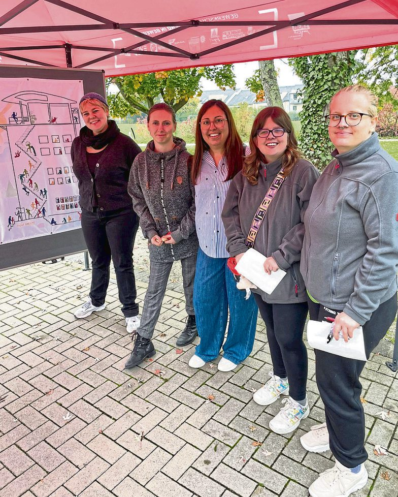 Viele Schülerinnen und Schüler nutzen auch das zusätzliche Angebot der DGB-Jugend, um direkt am Infostand ins Gespräch zu kommen. Foto: Frauke Schmitz