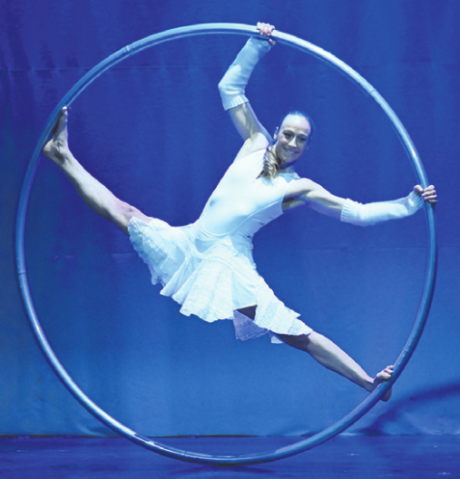 Schwebende Eleganz im Kreis der Bewegung: Ania Lewandowska begeistert im Cyr Wheel mit einer Darbietung voller Anmut, Kraft und fließender Leichtigkeit.