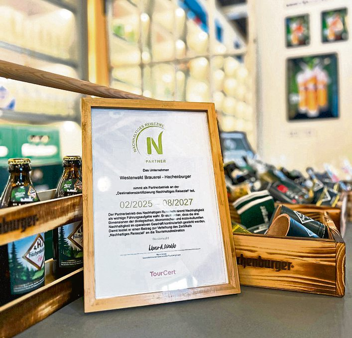 Oliver Filby vom Westerwald Touristik-Service übergab die Urkunde des „Nachhaltigen Reiseziels“ an Sarah Schorge, Mike Lersch und Juljana Hoppen - stellvertretend für das gesamte Team der Hachenburger Erlebnis-Brauerei. Foto: Westerwald-Brauerei