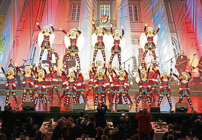 Die Showtanzgruppe der Kapuzemänner präsentierte eine temporeiche Choreografie und setzt mit Hebungen und Spagat ein optisches Ausrufezeichen.