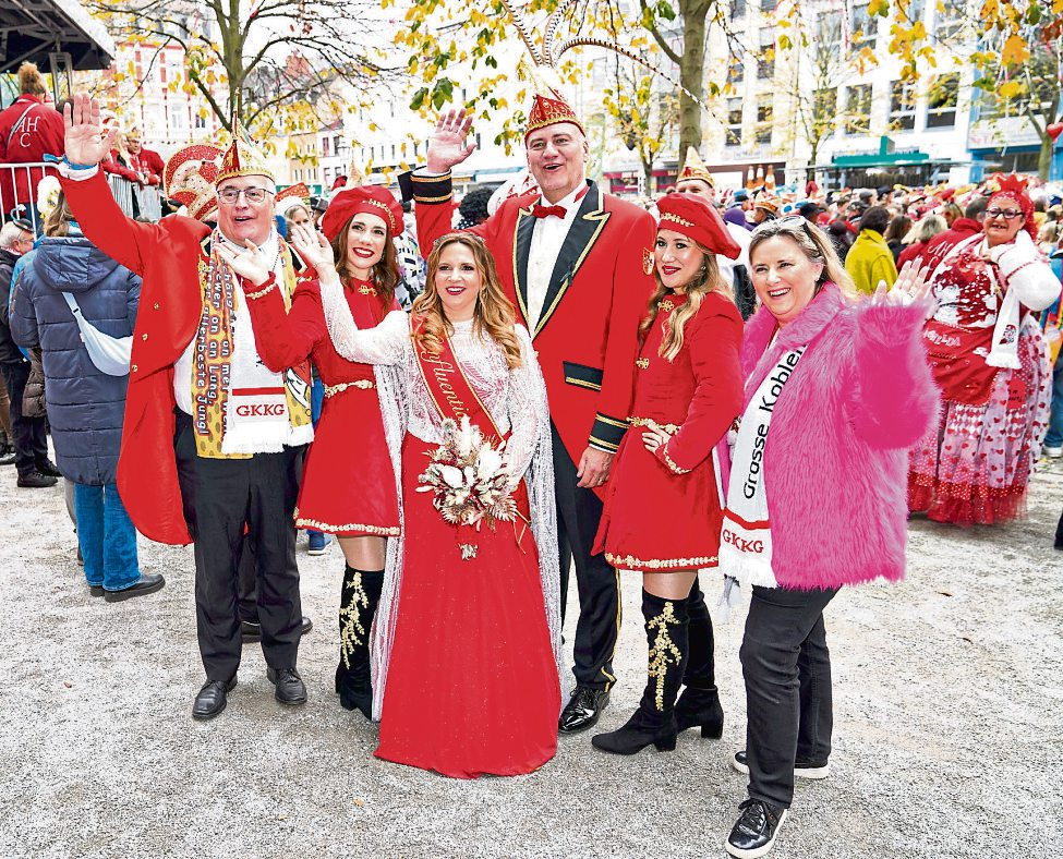 Prinz Oli I. und Confluentia Ricarda feiern den Auftakt der Session 2025/26 am 11.11.2025 auf dem Koblenzer Münzplatz - umrahmt von ihrem Gefolge und vielen Jecken, die den närrischen Startschuss mit einem kräftigen „Kowelenz Olau“ begrüßen. Foto: Dirk Förger