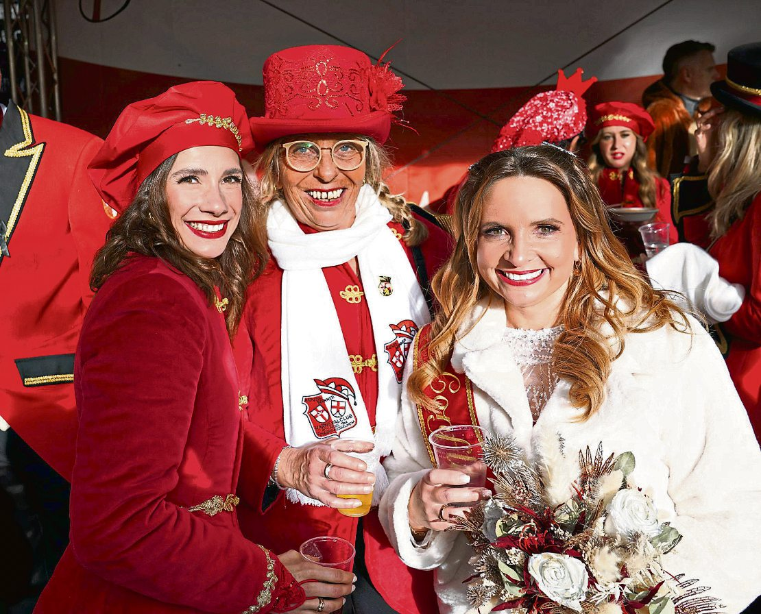 Pagin Laura Michels, Petra Wuits chick (2. Vorsitzende der Kapuzemänner und Innenministerin) und Confluentia Ricarda (v.I.) genossen die Sessions eröffnung am 11.11. auf dem Koblenzer Münzplatz - gut gelaunt und bestens gestimmt auf die närrische Zeit. Foto: Dirk Förger