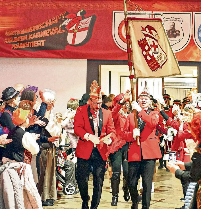 Unter dem Applaus des Publikums zogen Prinz Oli I. und Confluentia Ricarda mit ihrem Gefolge feierlich in den Saal ein. Fotos: Dirk Foerger