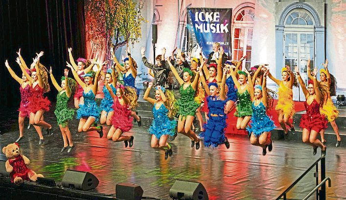 Die Jungfunken des KC Kapuzemänner entführten mit ihrem Showtanz das Publikum symbolisch nach Rio und setzten einen farbenfrohen Akzent im Programm.