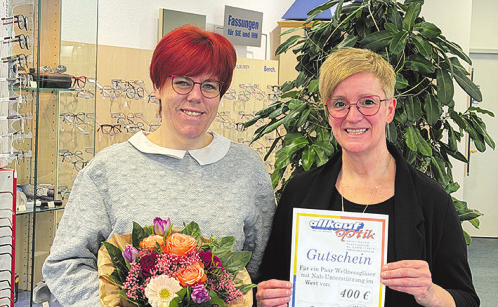 Von links: Tina Allard (links) freut sich über den Gewinn der Wellnessgläser; Michaela Nördershäuser von allkauf Optik (rechts) überreichte den Gutschein. 