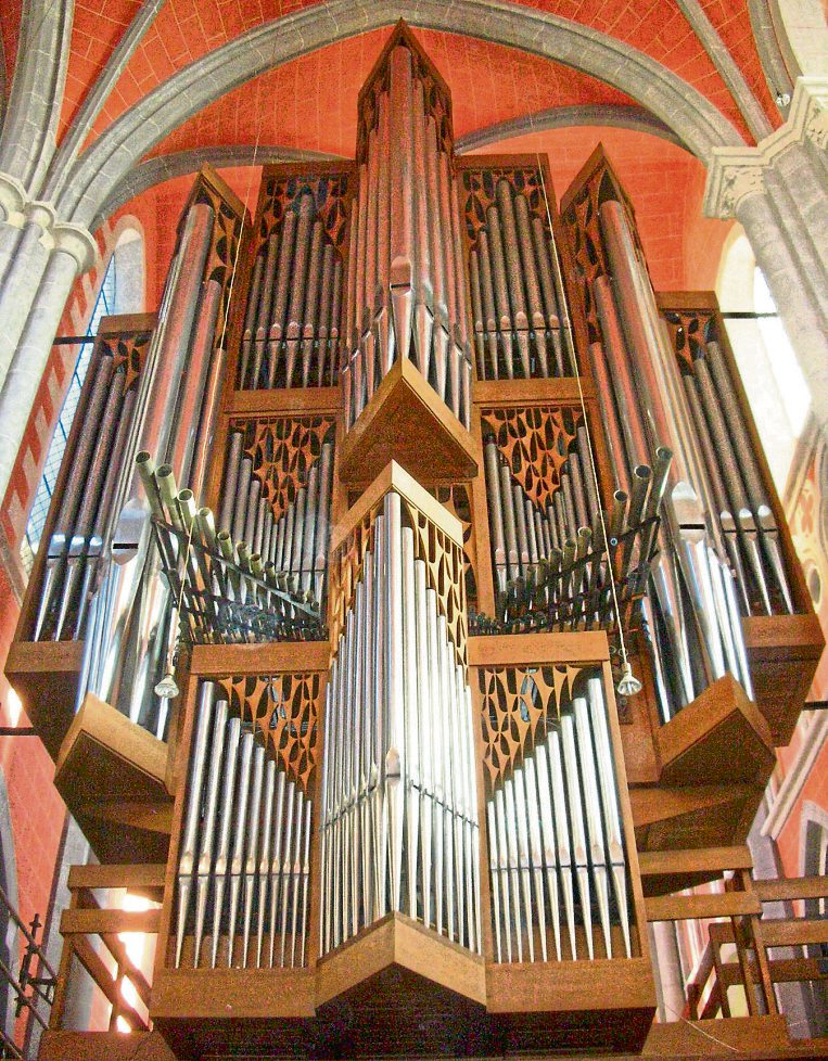 Die große Orgel der Abteikirche Marienstatt prägt mit ihrem imposanten Pfeifenprospekt den Kirchenraum und bildet den klanglichen Mittelpunkt zahlreicher Konzerte des Jahres. Foto: Musikkreis Abtei Marienstatt