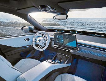 Neues Bedienkonzept im iX3: Panoramic Vision und Zentraldisplay bündeln Navigation, Fahrzeugfunktionen und Konnektivität in einem durchgehenden Cockpitband.