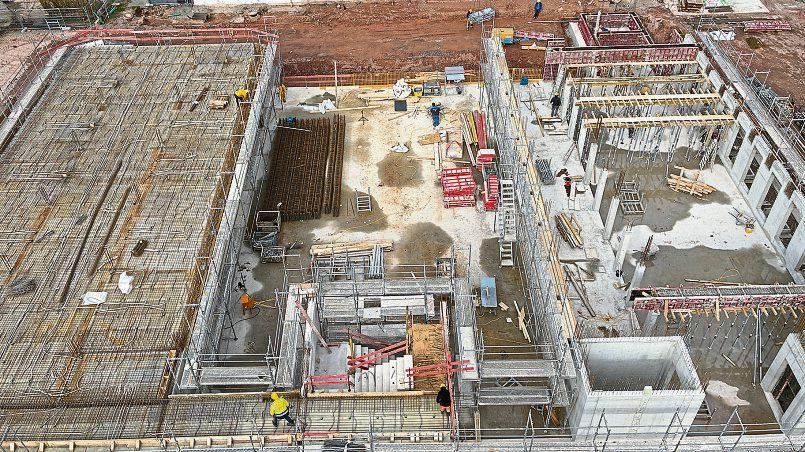 In Kaiserslautern arbeitet die Firma Iselborn im Auftrag der Fraunhofer-Gesellschaft an der Errichtung der Rohbauten zweier großer Forschungsgebäude. Foto: Christian Hamburger