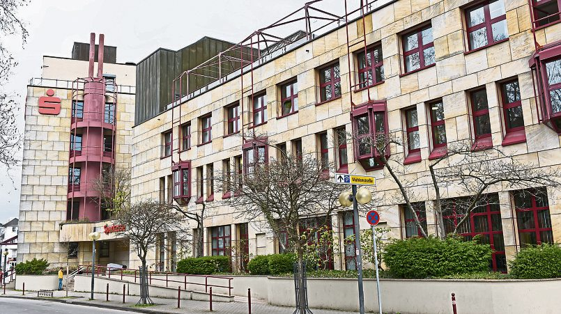 Die frühere Zentrale der Sparkasse Rhein-Nahe am Kornmarkt wurde von Iselborn errichtet. Foto: Norbert Krupp