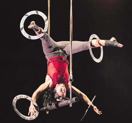 Kraft und Kontrolle in der Luft: Mia Ferreira verbindet in „ALIVE“ artistische Präzision mit eindrucksvoller Körperbeherrschung und scheinbarer Schwerelosigkeit.