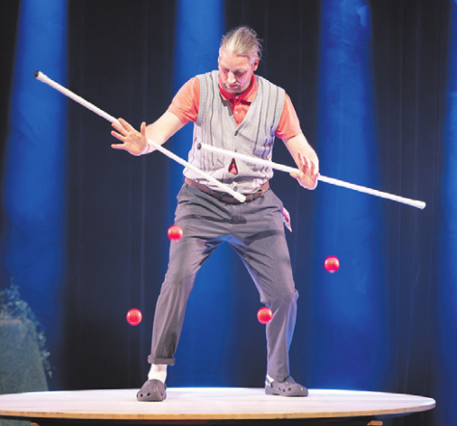 Rhythmus und Reaktionsschnelligkeit: Sebastian Berger überzeugt mit einer dynamischen Jonglage, die Präzision und Tempo vereint. Fotos: Linus Reuer
