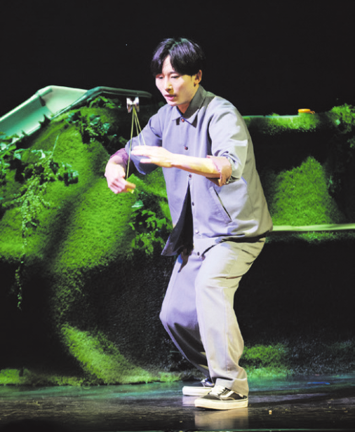 Feine Technik und Konzentration: Shu Takada lässt seine Requisiten mit ruhiger Präzision und kontrollierter Leichtigkeit durch den Raum gleiten.