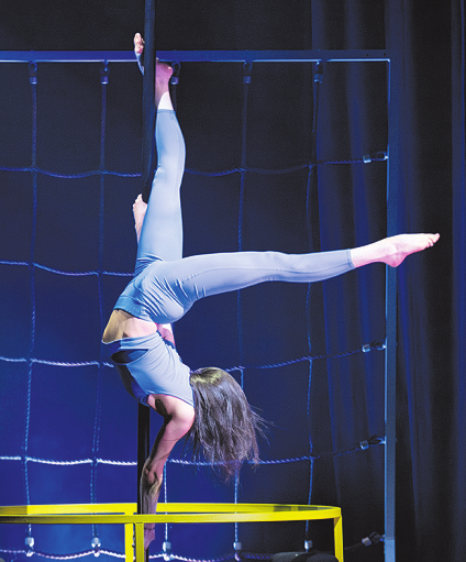 Im Spiel mit Balance und Eleganz: Sarah Stachowicz zeigt in ihrer Darbietung akrobatische Stärke und fließende Bewegungen.