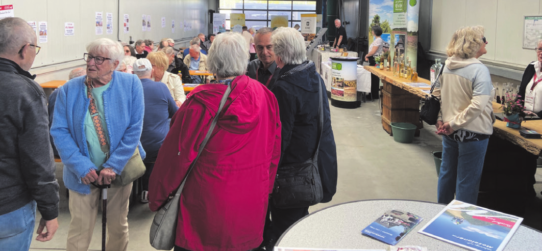 In der Halle wurde bei Speisen, Getränken und guter Stimmung gemeinsam gefeiert.