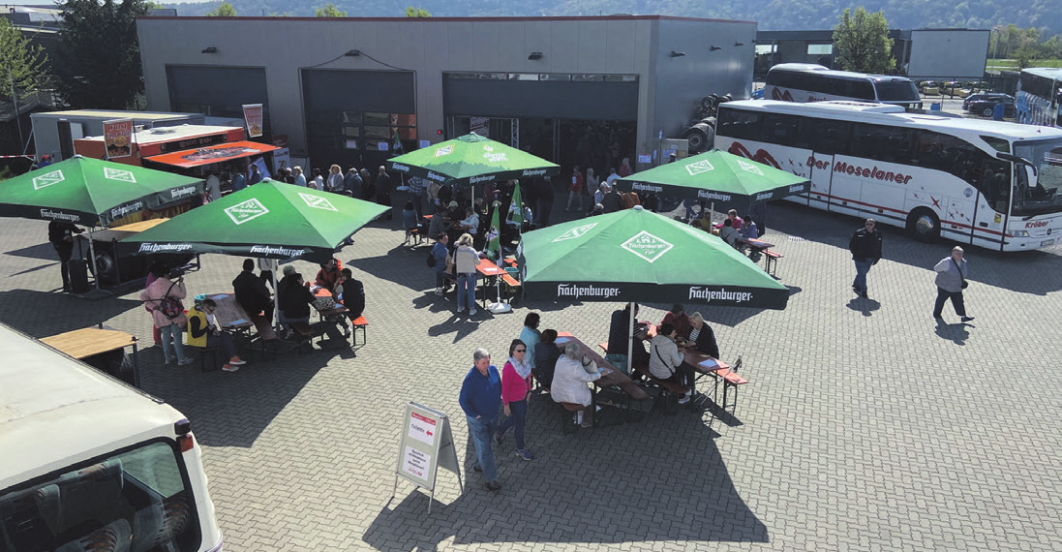 Bei bestem Wetter füllte sich auch der Außenbereich schnell mit Besuchern.
