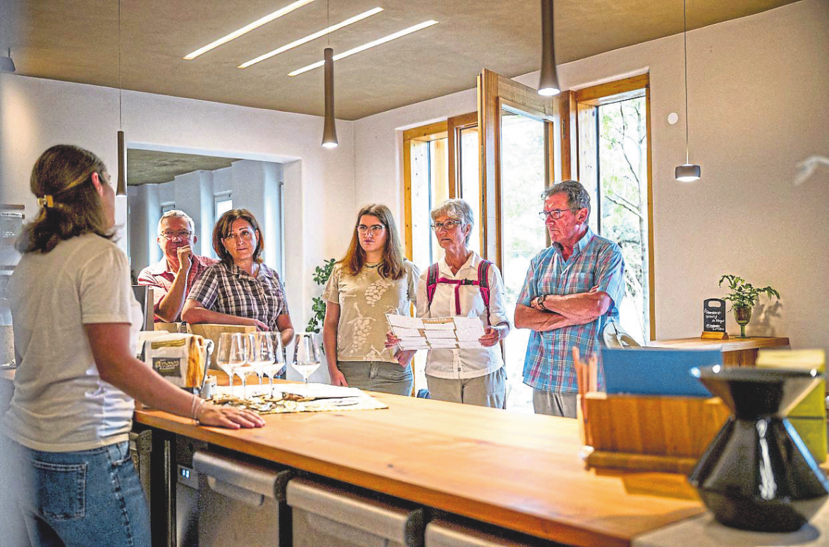 Zum Höfewandern gehören auch die Stopps zum Probieren und Austauschen. Fotos: Weinland Nahe e.V.