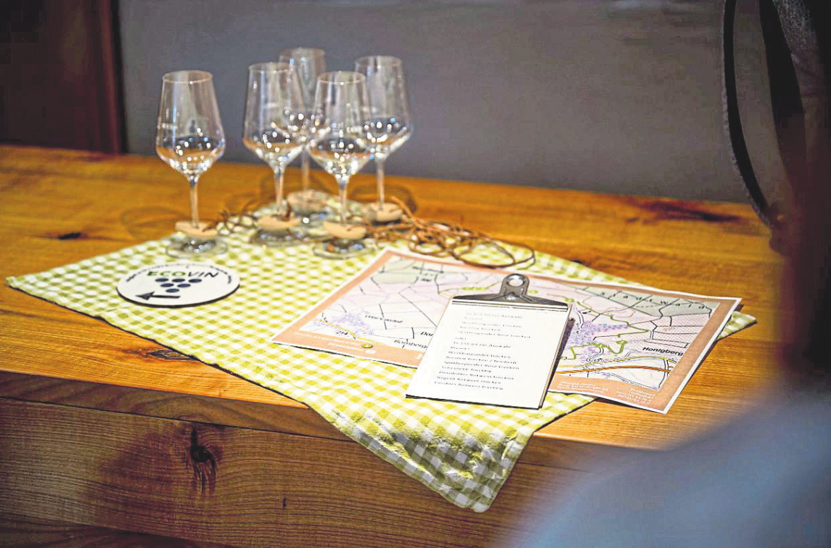 Gläser, Wegkarte, Auswahl: Viel mehr braucht es nicht für einen Nachmittag Hof zu Hof. von