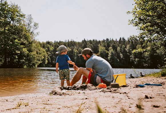 Der Argenthaler Waldsee im Hunsrück in der Nähe von Simmern ist ein Badeziel für Familien. Foto: Dominik Ketz/Rheinland-Pfalz Tourismus GmbH