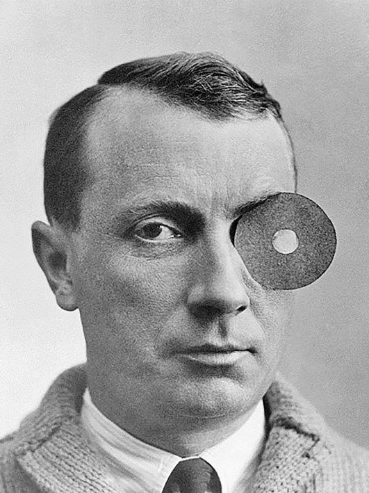 Hans Arp mit seinem „Nabelmonokel“: Das ikonische Porträt spiegelt den spielerischen, experimentellen Geist der Avantgarde. Foto: Stiftung Arp e.V. Berlin/Rolandswerth