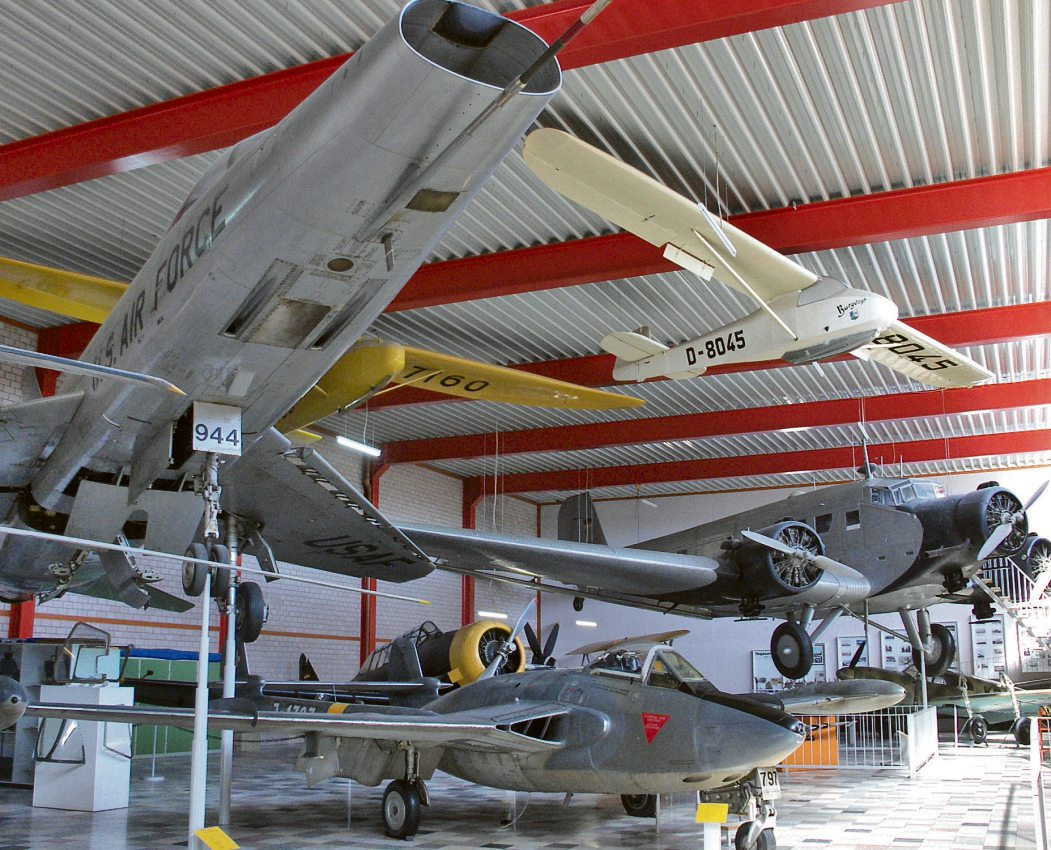 In den Hallen der Flugausstellung P. Junior lassen sich historische Flugzeuge aus nächster Nähe erleben - vom frühen Segler bis zur markanten Militärmaschine.