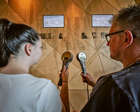 Audioguides (kostenfrei) in vier Sprachen (deutsch, englisch, französisch und niederländisch) für die Dauerausstellung. Fotos: HeikeRost.com2024