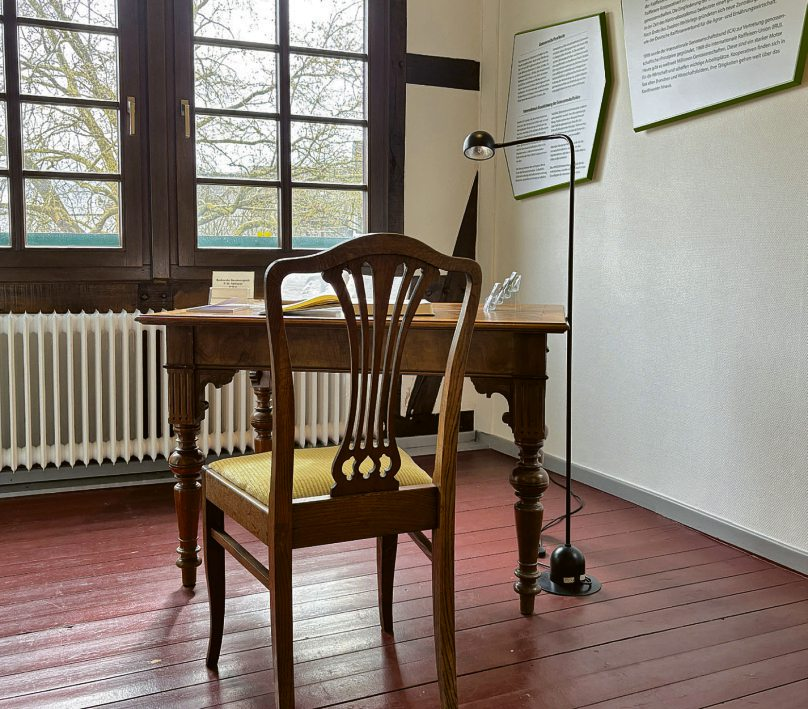 Originalmöbel, Dokumente und Texttafeln lassen im Museum die Lebenswelt Friedrich Wilhelm Raiffeisens anschaulich werden. Fotos: Doris Kohlhas