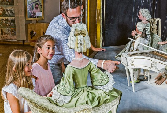 Im Museum für Puppentheater Kultur gehen Kinder und Erwachsene gemeinsam auf Entdeckungsreise durch fantasievolle Bühnenwelten und historische Figuren.